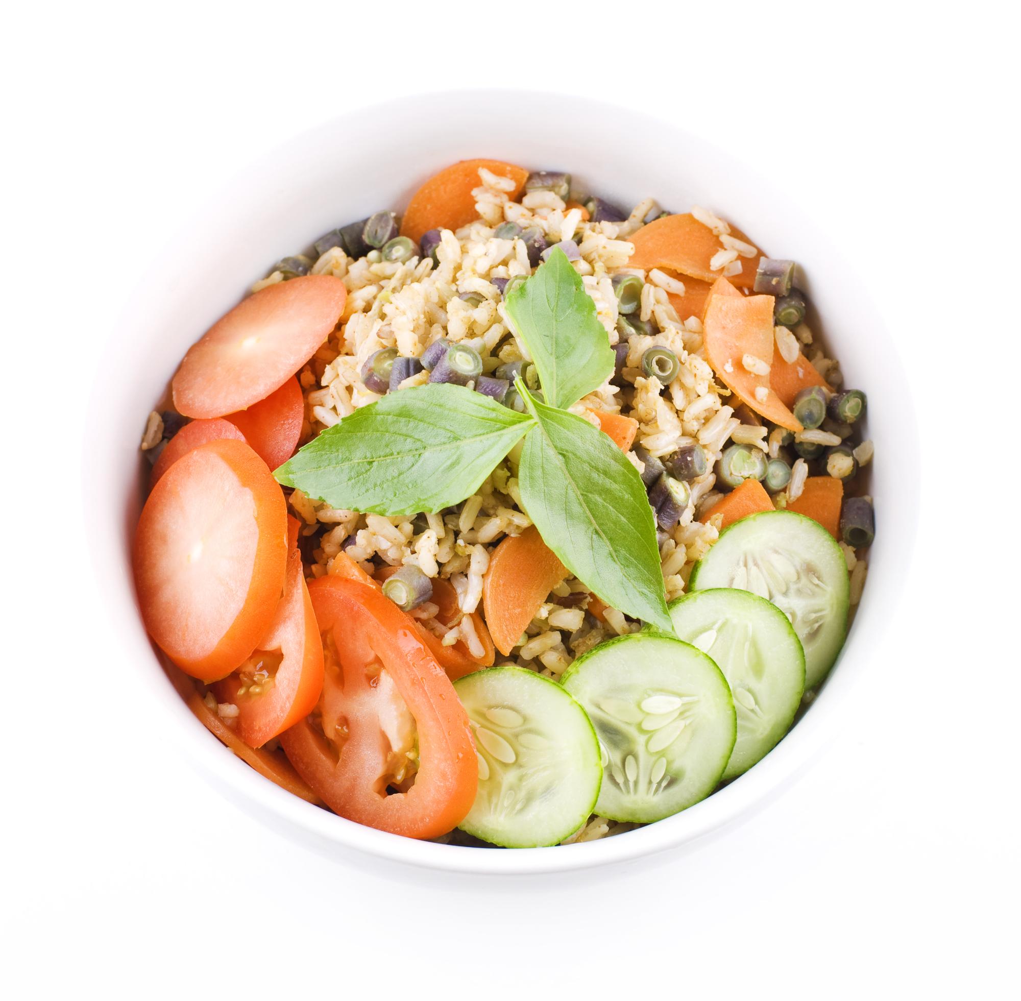 miska sałatki z quinoa i warzywami